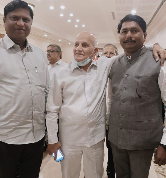 मंत्रालय आणि विधिमंडळ वार्ताहर संघाच्या पुरस्कार वितरण सोहळत जेष्ठ पत्रकार मधुकर भावे आणि विजय वैद्य यांची भेट झाली.यावेळी पत्रकार संघाचे माजी अध्यक्ष दिलीप सपाटे.