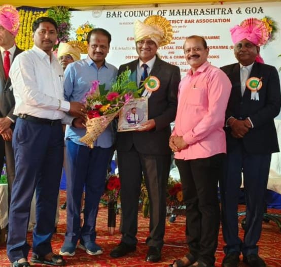 बीडचे भूमिपुत्र माननीय संतोष चपळगावकर यांची मुंबई उच्च न्यायालयाच्या न्यायमूर्ती पदी नियुक्ती झाल्याबद्दल महाराष्ट्र राज्य पत्रकार संघ मुंबईच्या वतीने त्यांचा बीड येथे पुस्तक भेट देऊन सत्कार करताना पत्रकार संघाचे प्रदेशाध्यक्ष वसंत मुंडे.दैनिक दिव्य लोकप्रभाचे संपादक संतोष मानूरकर आणि पत्रकार संघाचे मराठवाडा विभागीय अध्यक्ष तथा दैनिक समर्थ राजयोगचे संपादक वैभव स्वामी.