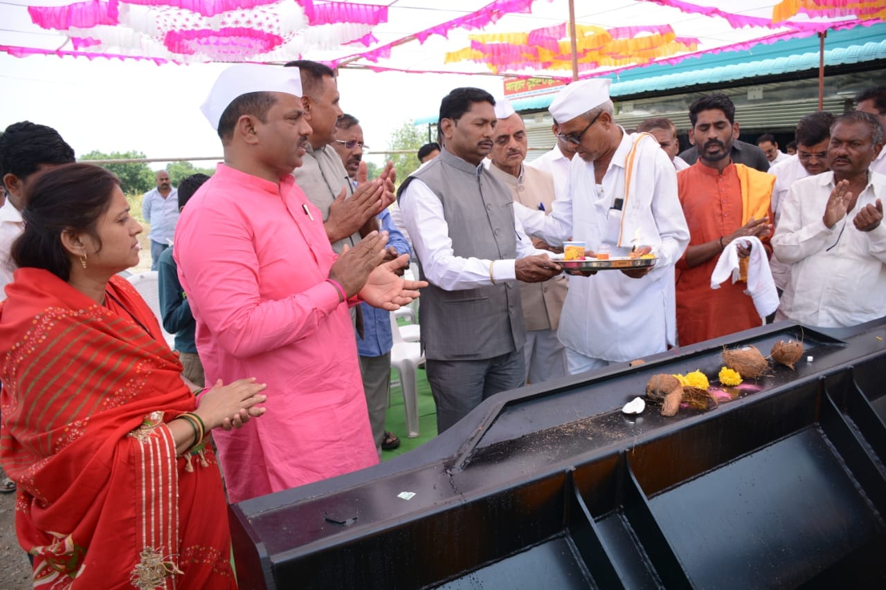 छत्रपती संभाजी नगर येथे, माझे मीत्र रामराव गित्ते यांच्या व्ही.आर.जी. कन्स्ट्रक्शन कंपनी च्या नविन  जेसीबी मशीनचा व कार्यालयाचा शुभारंभ केंद्रीय अर्थराज्यमंत्री मा.ना.डॉ. श्री भागवतराव कराड यांच्या हस्ते व विविध मान्यवरांच्या उपस्थितीत झाला. श्री विजयराव मुंडे, श्री मोहनराव आघाव,श्री गोपीनाथराव वाघ, श्री रामराव खेडकर, पंडितराव केंद्रे, आदि मान्यवर उपस्थित होते.यावेळी उपस्थित राहुन रामराव गिते यांच्या नविन उपक्रमाला शुभेच्छा दिल्या.