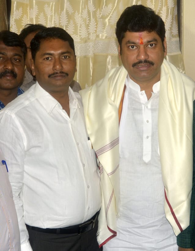 मा. धनंजय मुंडे  यांच्यासोबत वसंत मुंडे