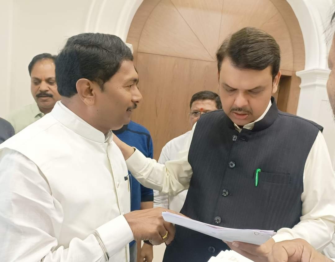 महाराष्ट्रचे उपमुख्यमंत्री देवेंद्र फडणवीस यांची महाराष्ट्र राज्य पत्रकार संघाचे प्रदेशाध्यक्ष वसंत मुंडे यांनी मुंबईत सागर निवासस्थानी भेट घेऊन वृत्तपत्रांच्या अर्थकारणावरील माहिती पुस्तीका भेट दिली.वृतपत्र व पत्रकारांच्या प्रश्नांनावर सविस्तर चर्चा केली. वृत्तपत्रांच्या अर्थकारणावर राज्यभरात स्वतंत्र सहा अधिवेशन घेऊन पहिल्यांदाच लोकाश्रय मिळवण्यासाठी सुरू केलेल्या प्रयत्ना बाबत फडणवीस यांनी समाधान व्यक्त  केले. सरकारकडून लघु वृत्तपत्रांना अधिकची काय मदत करता येऊ शकते याचा विचार करेल, अशी ग्वाही दिली.यावेळी संपादक डॉ प्रभू गोरे.