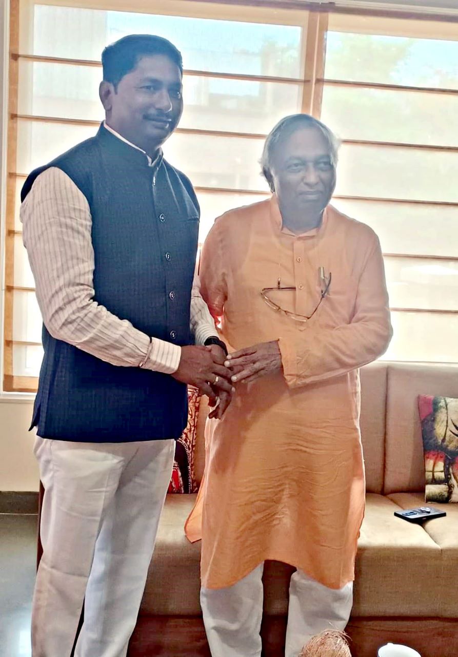 मा. डॉ विजय भाटकर  साहेबांसोबत वसंत मुंडे