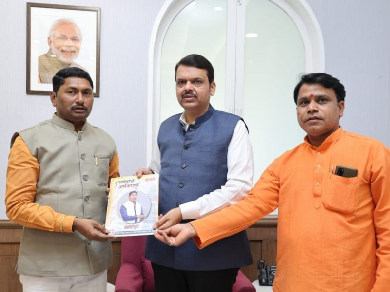 Vasant Munde with Devendra Fadanvis